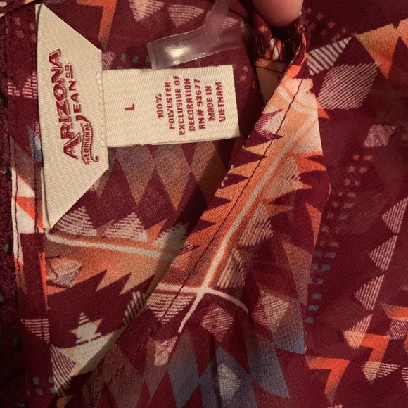 Aztec and lace top! Get for 7$ with purchase! - Picture 2 of 3